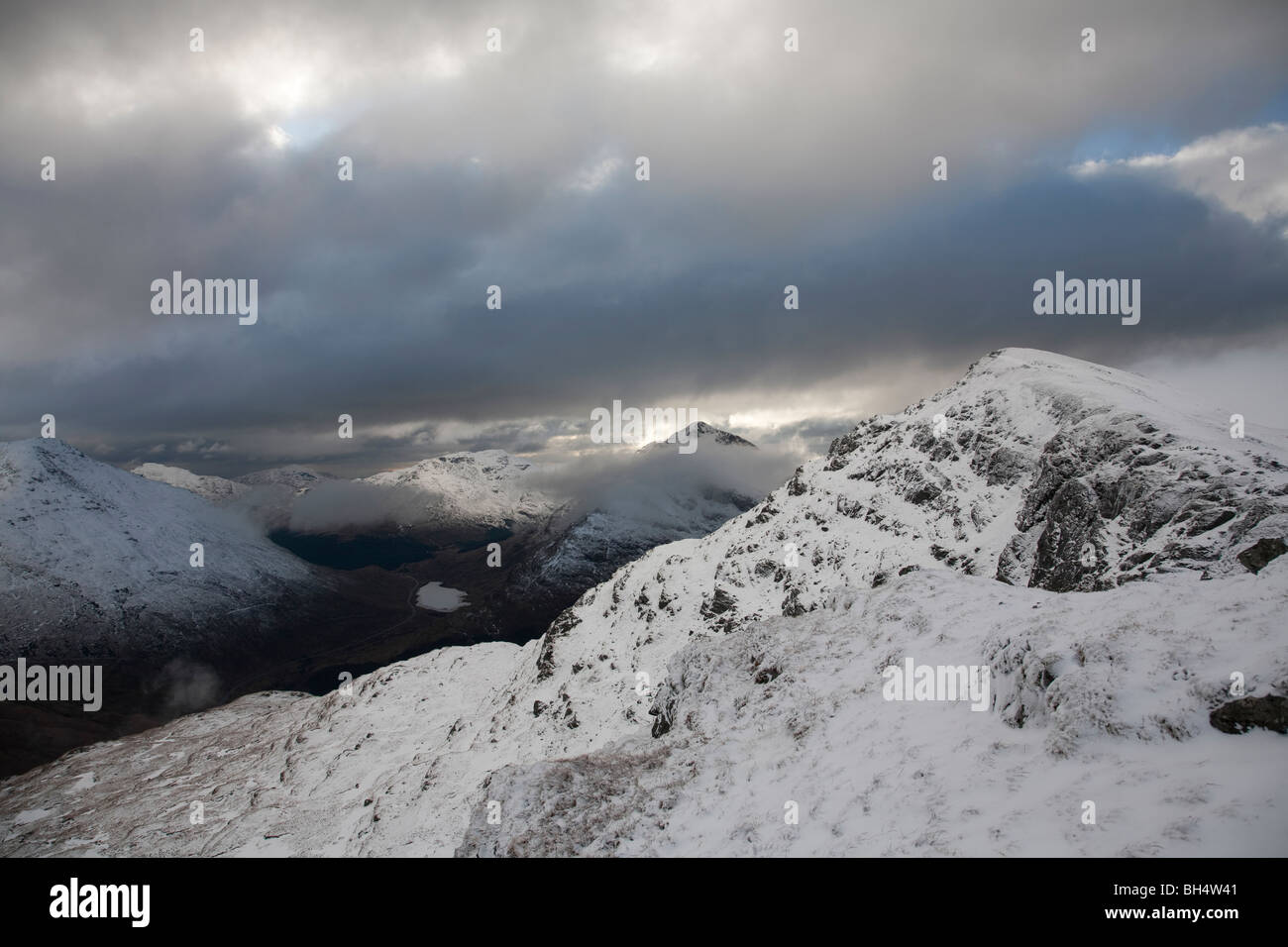 Storm clouds over Beinn une Lochain à partir de la crête du sommet de Stob Coire Creach (Binnein Fhidhleir un) dans les Alpes Arrochar Banque D'Images