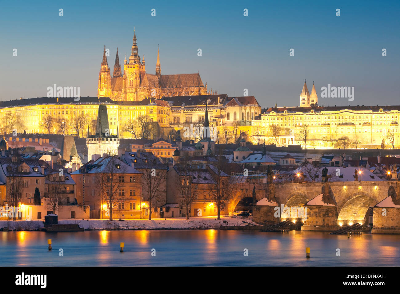 Prague - Le pont Charles et le château de Hradcany au crépuscule Banque D'Images