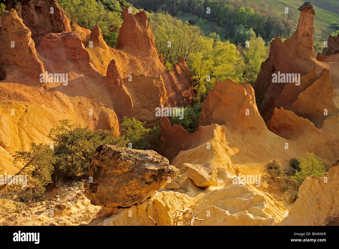 COLORADO Provençal de Rustrel, DANS LE PAYS DE L'ocre, Luberon, Vaucluse (84), FRANCE Banque D'Images