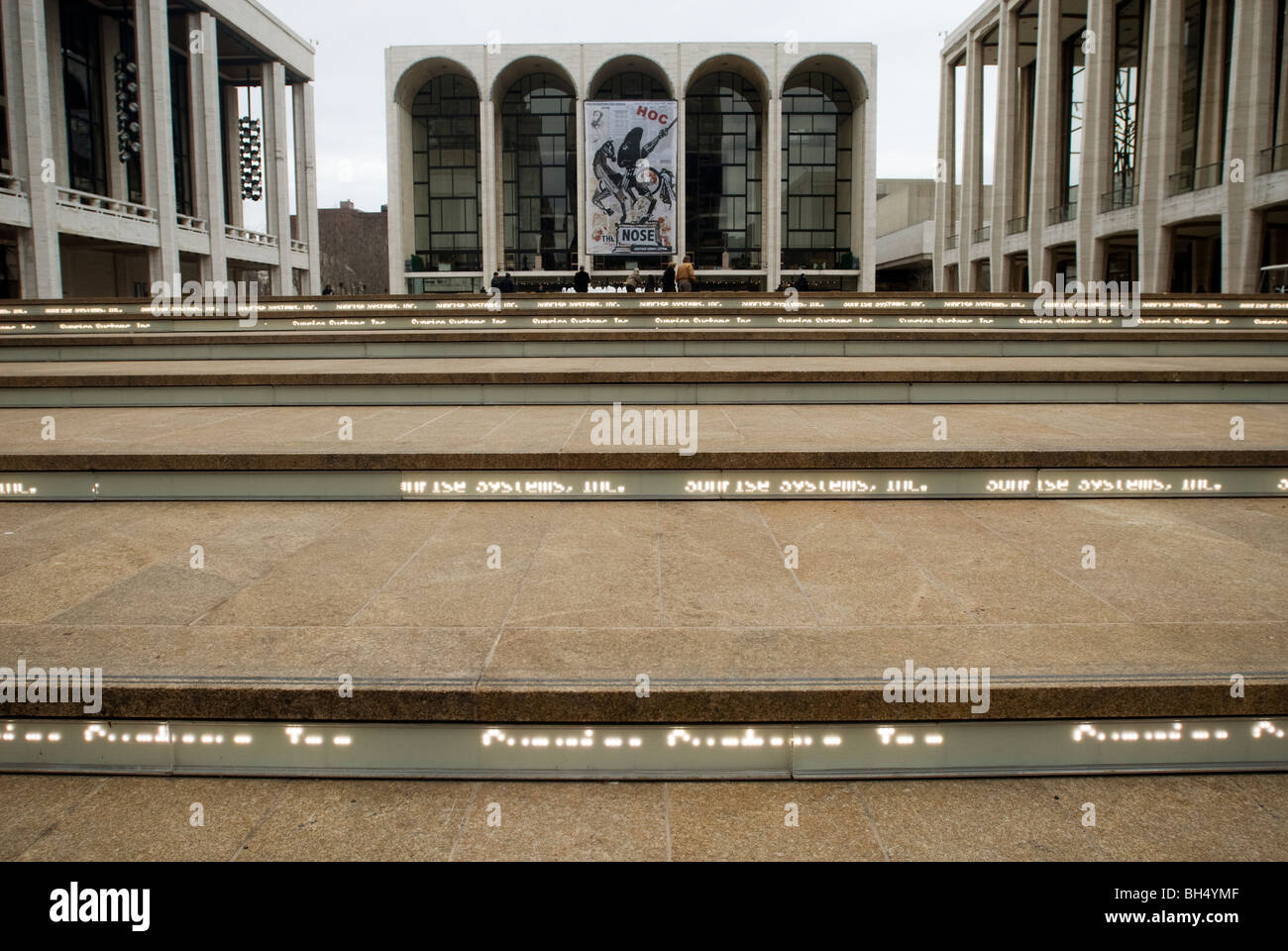 Les tests des systèmes Sunrise et ajuste l'affichage visuel sur l'escalier menant à la plaza à l'hôtel récemment rénové, le Lincoln Center Banque D'Images