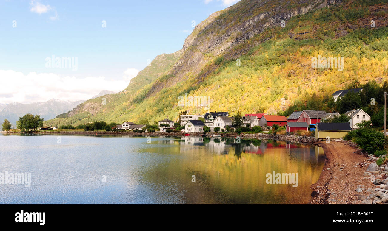 Lac de la Norvège En Norvège l'eau ciel nuages Banque D'Images