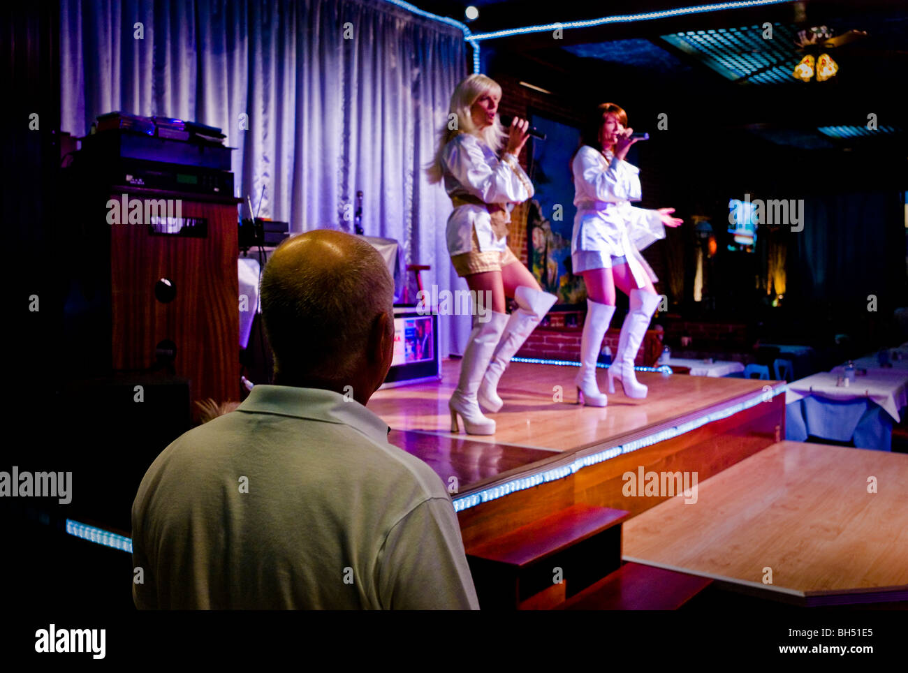 Un ABBA cover band jouer dans un restaurant à Playa del Ingles Gran Canaria Espagne Banque D'Images