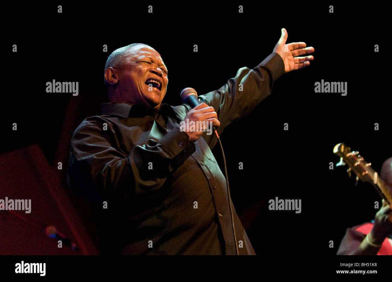La légende du jazz sud-africain Hugh Masekela effectuant au Hay Festival 2009 Banque D'Images