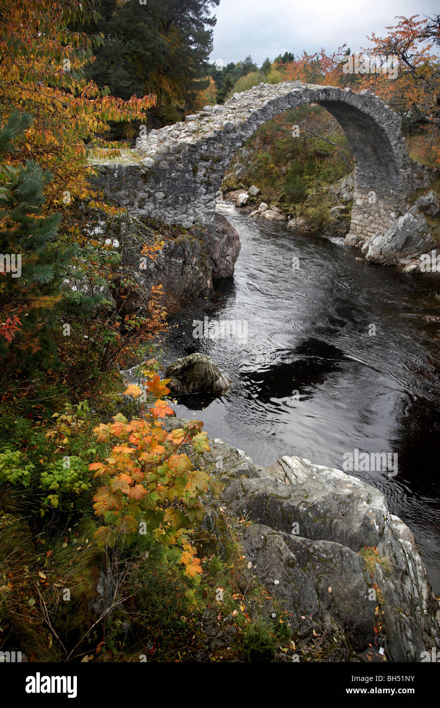 Packhorse historique pont dans Carrbridge. Banque D'Images