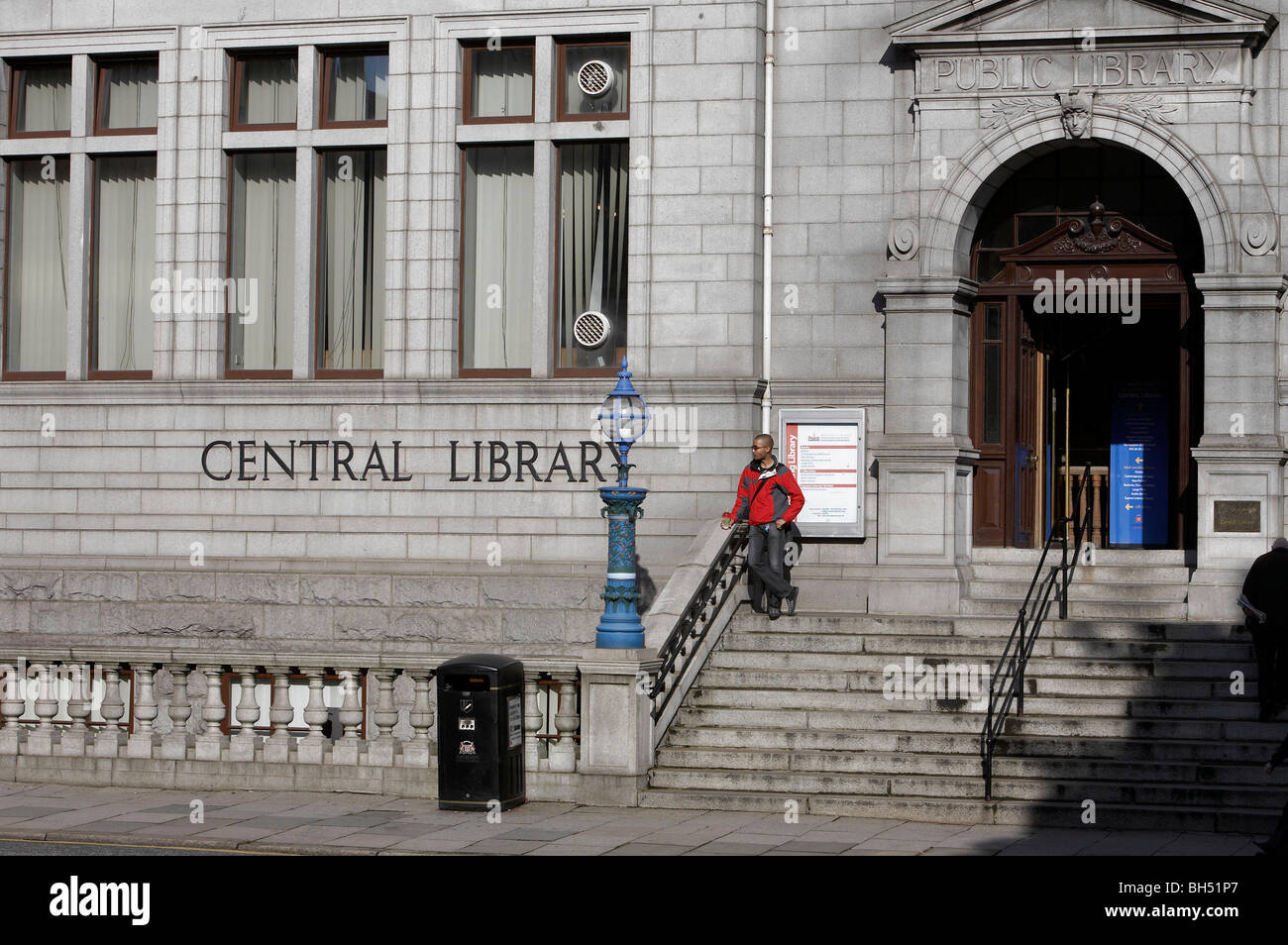 Entrée de la bibliothèque centrale à Aberdeen. Banque D'Images