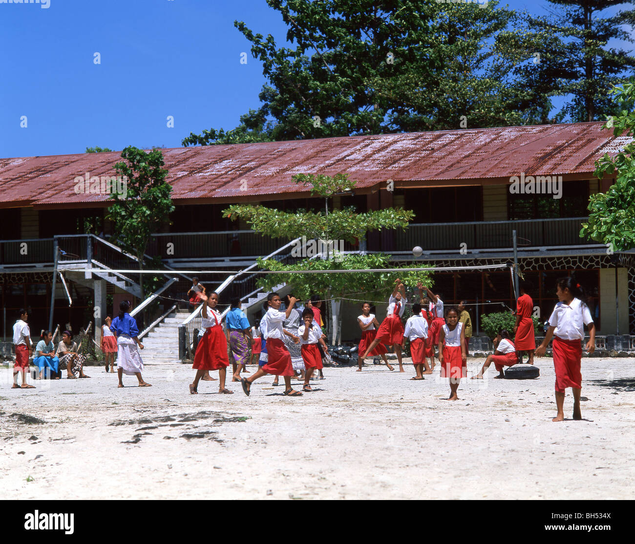 Les enfants de l'école samoan jouer au volley-ball dans la cour de l'école, l'île d'Upolu, Samoa Banque D'Images
