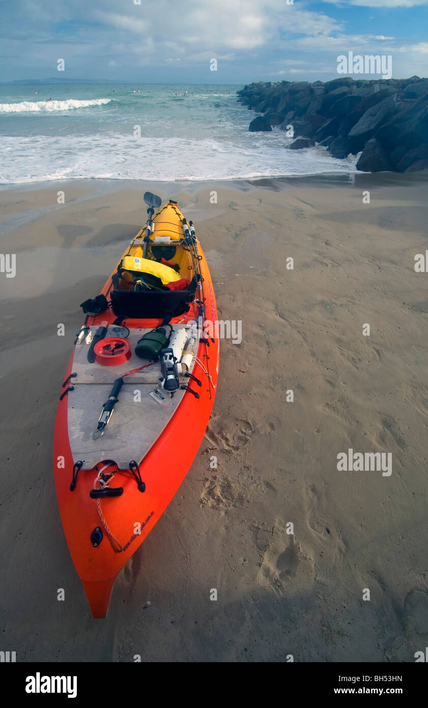 Kayak sur la plage prêt à lancer, la plage principale de Noosa, Sunshine Coast, Queensland, Australie. Pas de PR Banque D'Images