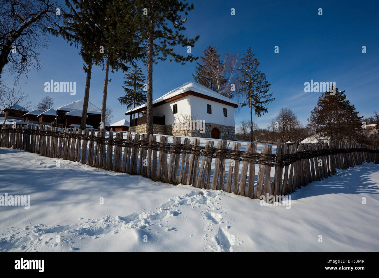Lelic Village traditionnel, l'architecture serbe dans l'ouest de la Serbie, l'hiver, la neige Banque D'Images
