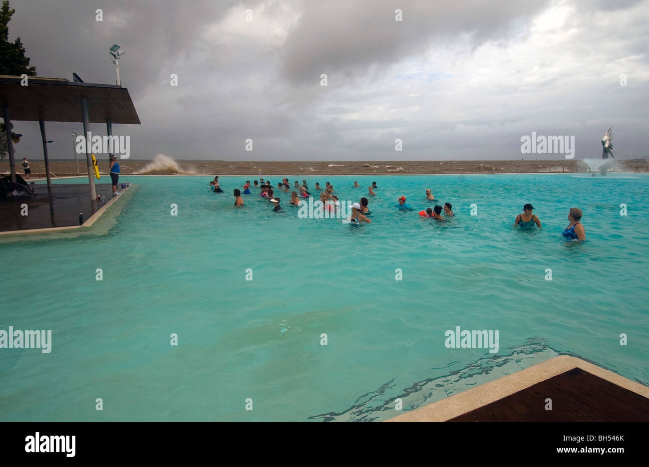 Classe d'aquagym en piscine publique en mer agitée près de lavages, dans l'Esplanade de Cairns, Queensland du nord, Australie Banque D'Images