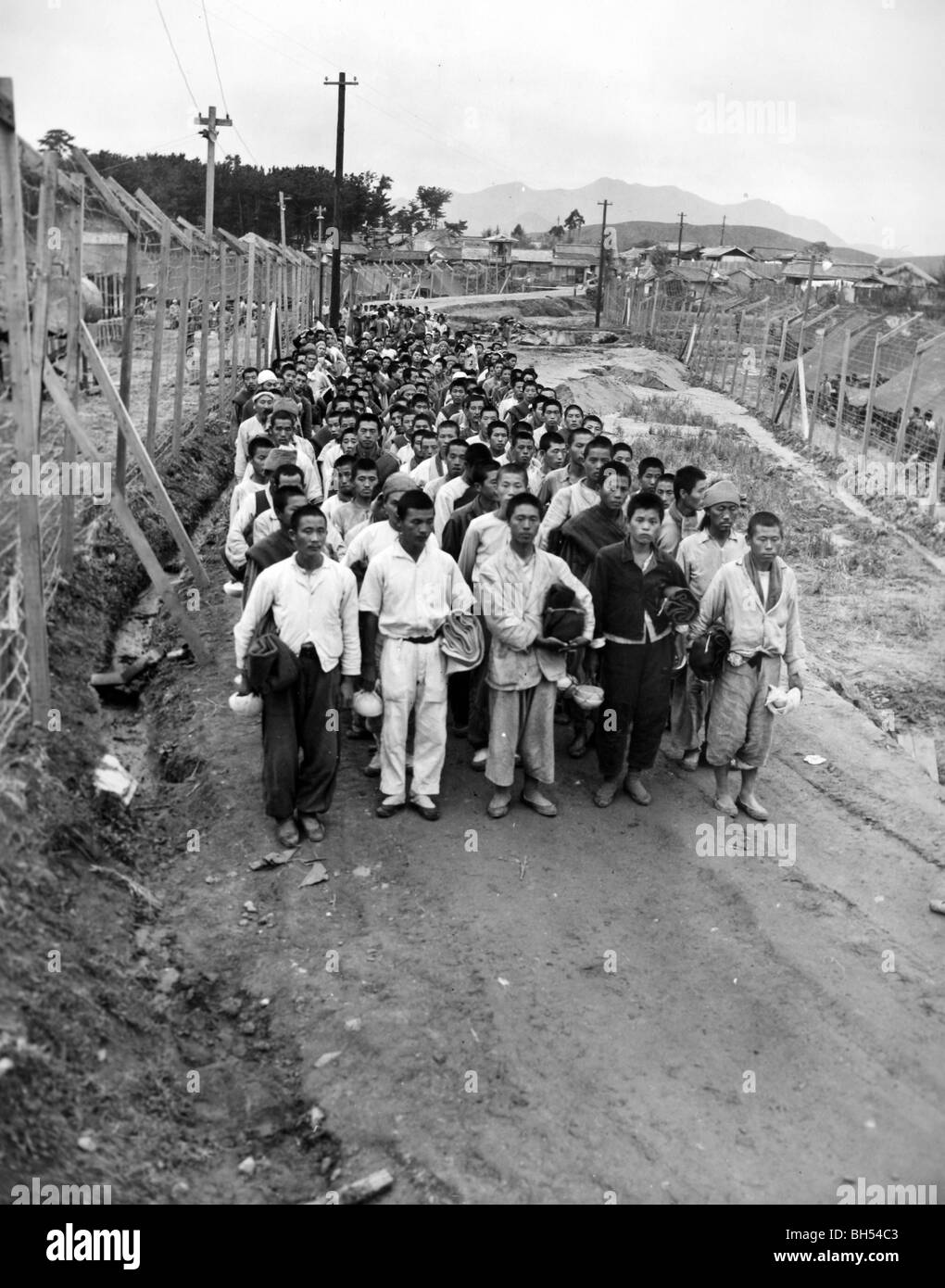 Prisonniers de guerre nord-coréen s'alignent pour chow au camp de prisonniers, Pusan, Corée 19 Oct 1950 Banque D'Images