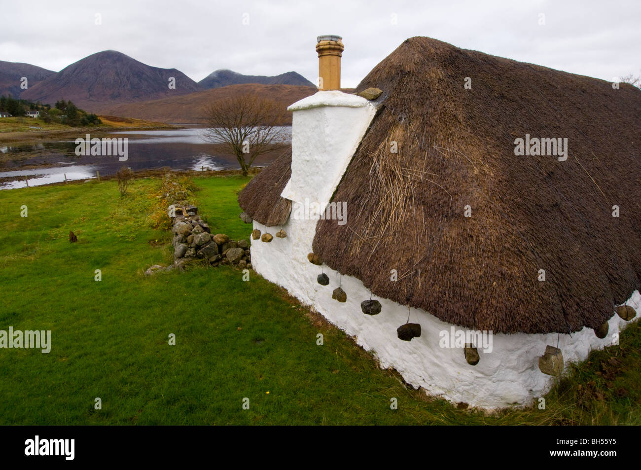 Chaume traditionnel chalet au crofting Luib, à la recherche de la Red Cuillin, île de Skye. Banque D'Images