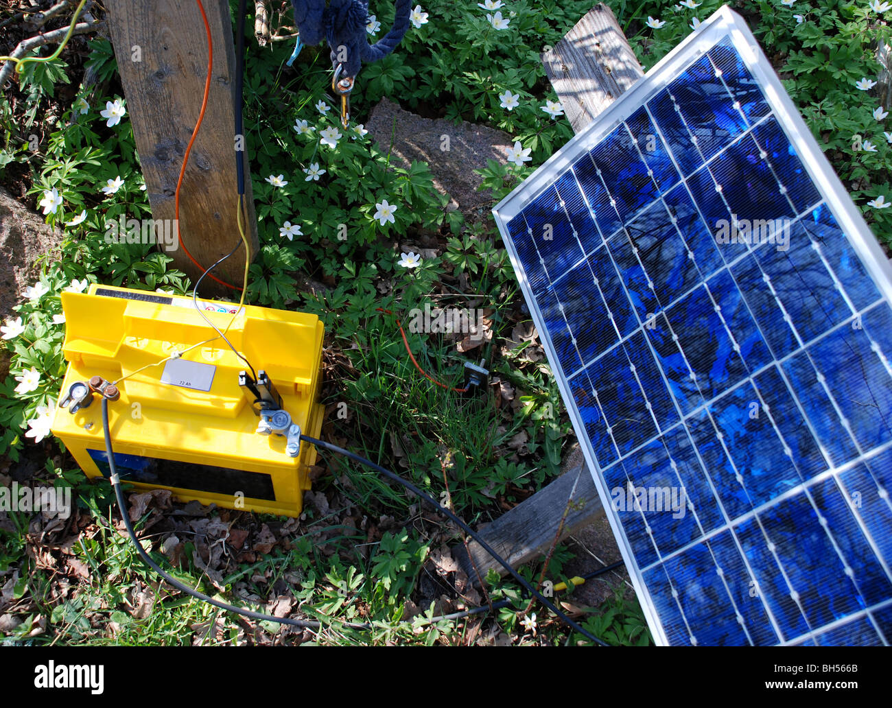 Chargement de la batterie avec l'énergie solaire Banque D'Images