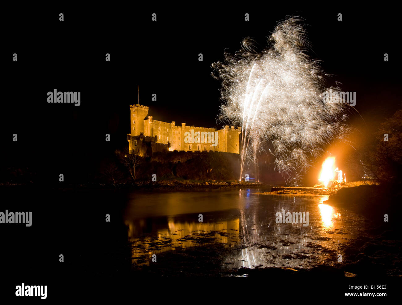 Château de Dunvegan, Isle of Skye, feu d'artifice et feu de joie. Banque D'Images