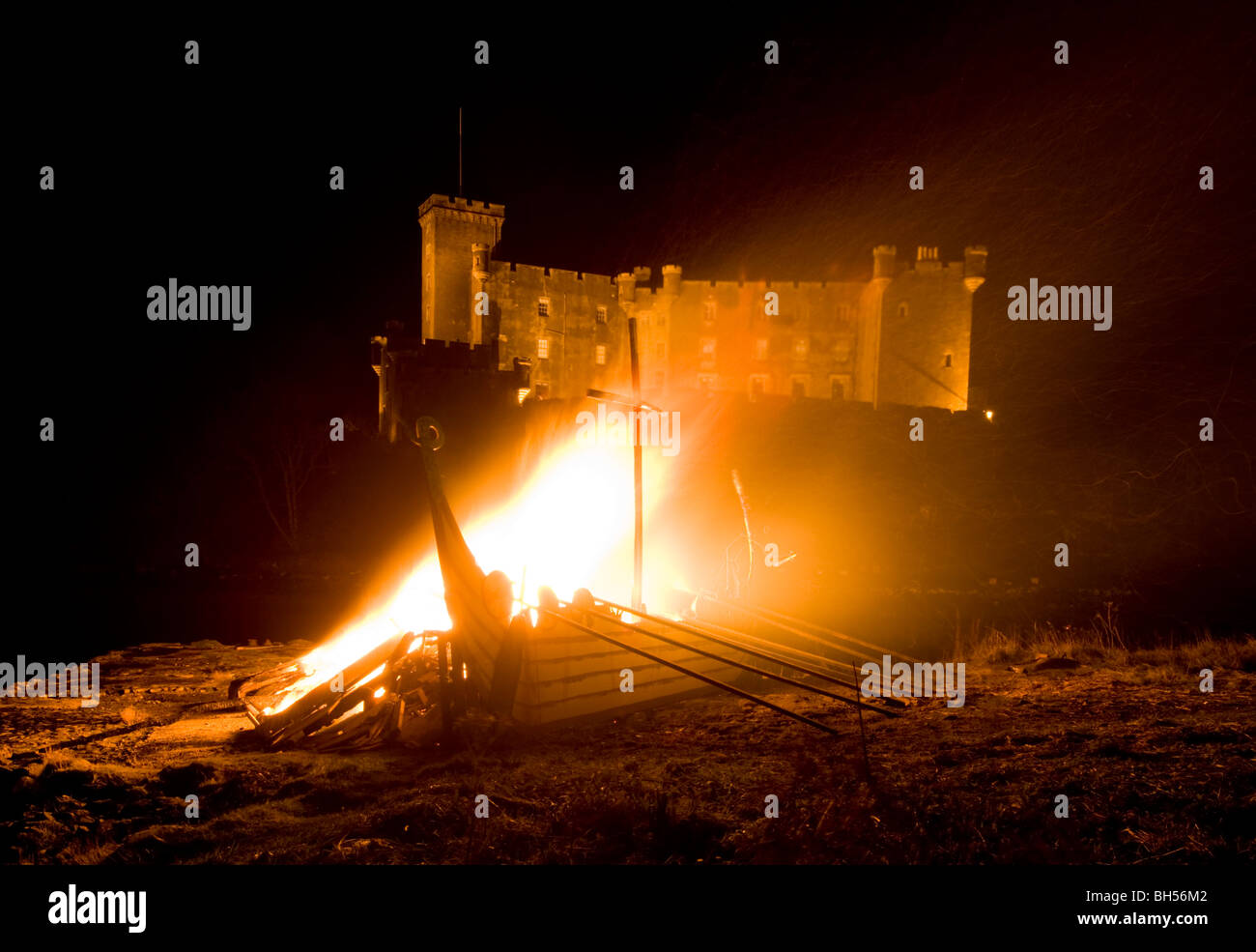 Château de Dunvegan, Isle of Skye - feu et l'incendie d'un drakkar viking réplique. Banque D'Images