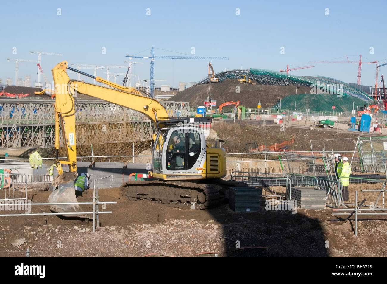 UK. Les travaux de construction au Parc olympique de Londres 2012, avec vue sur le stade et piscine. 1 Février 2010 Banque D'Images