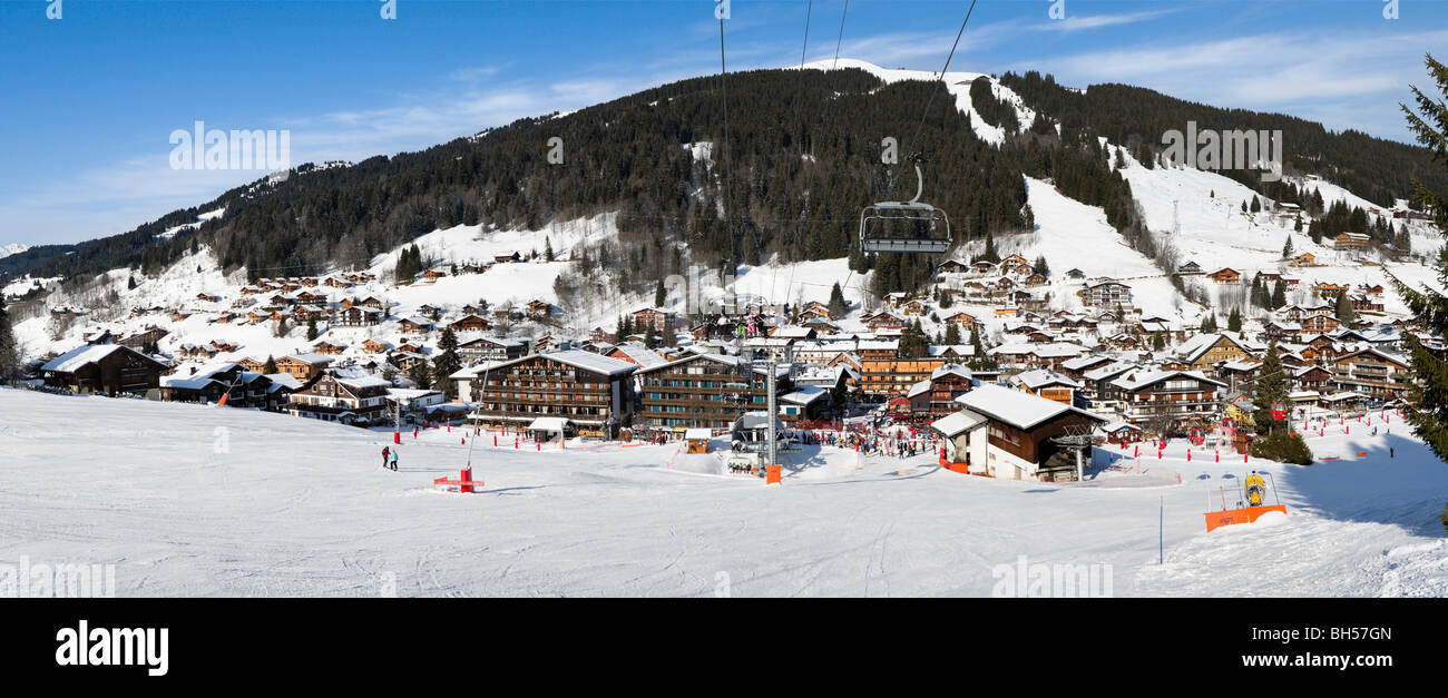 Vue panoramique sur la station de ski au centre de la station les Gets, domaine skiable des Portes du Soleil, Haute Savoie, France Banque D'Images