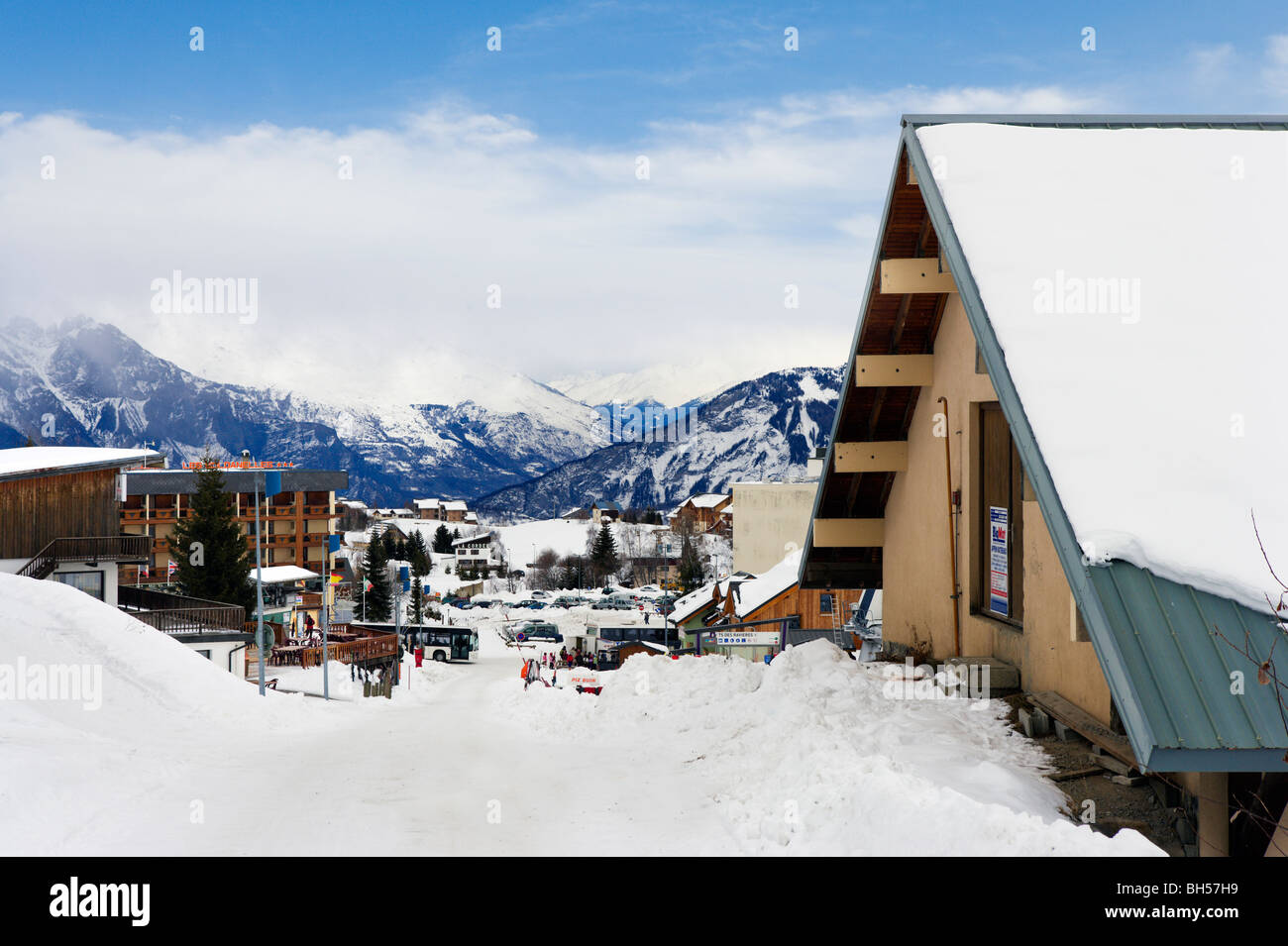 Vue vers le centre de la station de La Toussuire, Les Sybelles, la station de ski du Massif de la Maurienne, France Banque D'Images