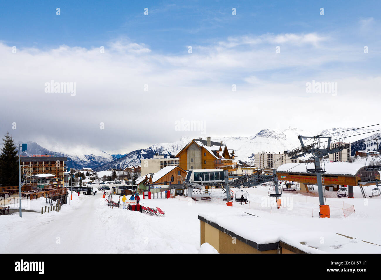Pieds des pistes à La Toussuire près du centre de la station, domaine skiable des Sybelles, en Maurienne massif, France Banque D'Images