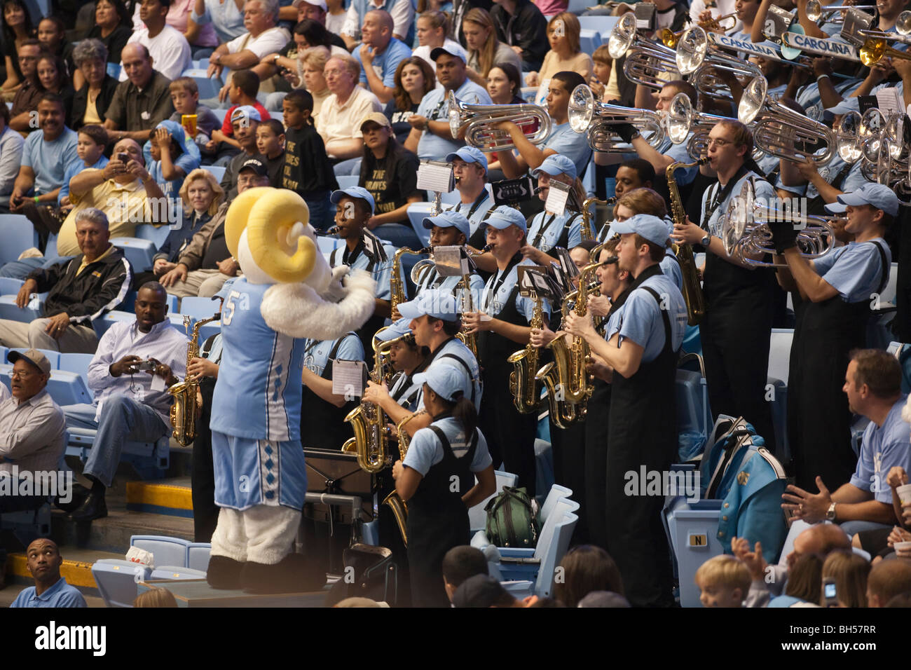 Tarheel mascot 'Ramses' dirige le groupe pendant le jeu de basket-ball Banque D'Images