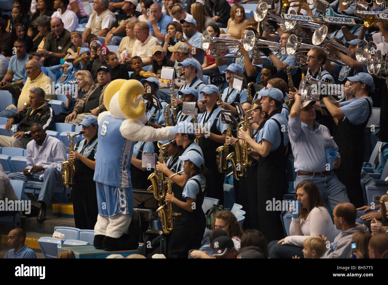 Tarheel mascot 'Ramses' dirige le groupe pendant le jeu de basket-ball Banque D'Images