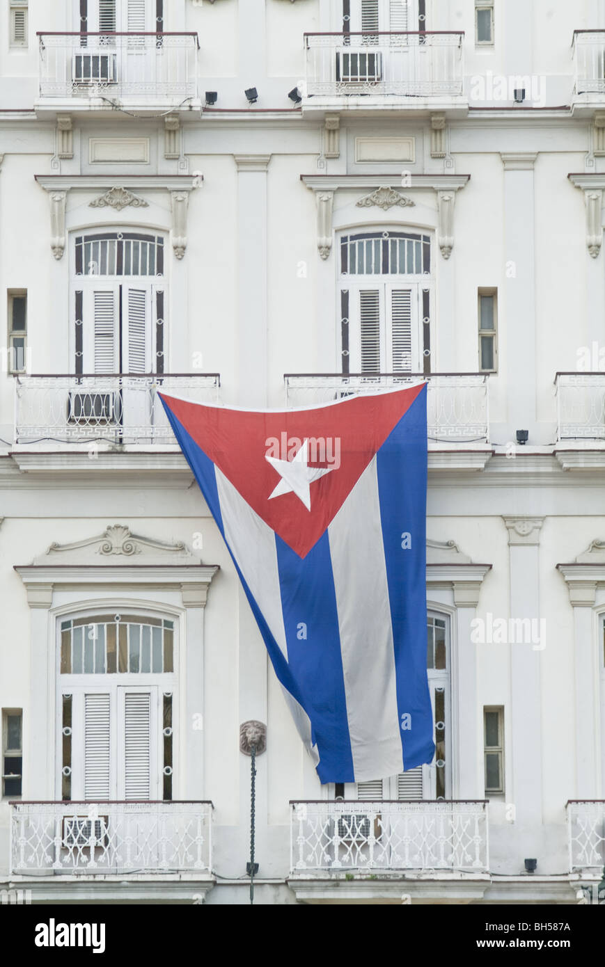 Le drapeau cubain à l'extérieur d'un balcon dans une classe supérieure Domaine de La Havane, Cuba Banque D'Images