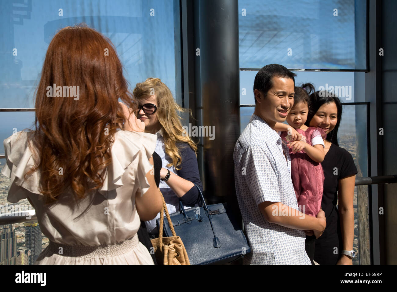 Les touristes en haut Galerie Visualisation Burj Khalifa Banque D'Images