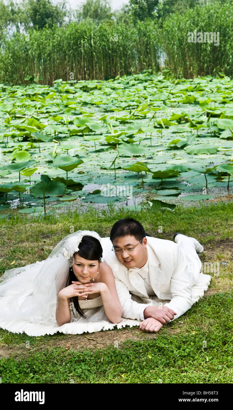 Les nouveaux mariés se faisant passer pour leur album photo de mariage. Banque D'Images