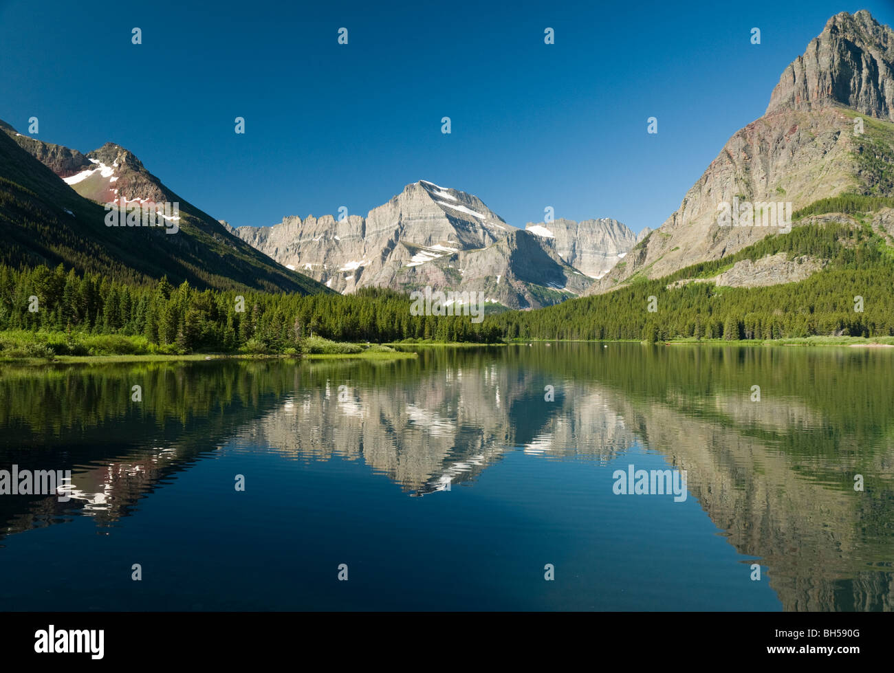 Mt. Gould se reflète dans le lac Swiftcurrent à beaucoup de Glacier Banque D'Images