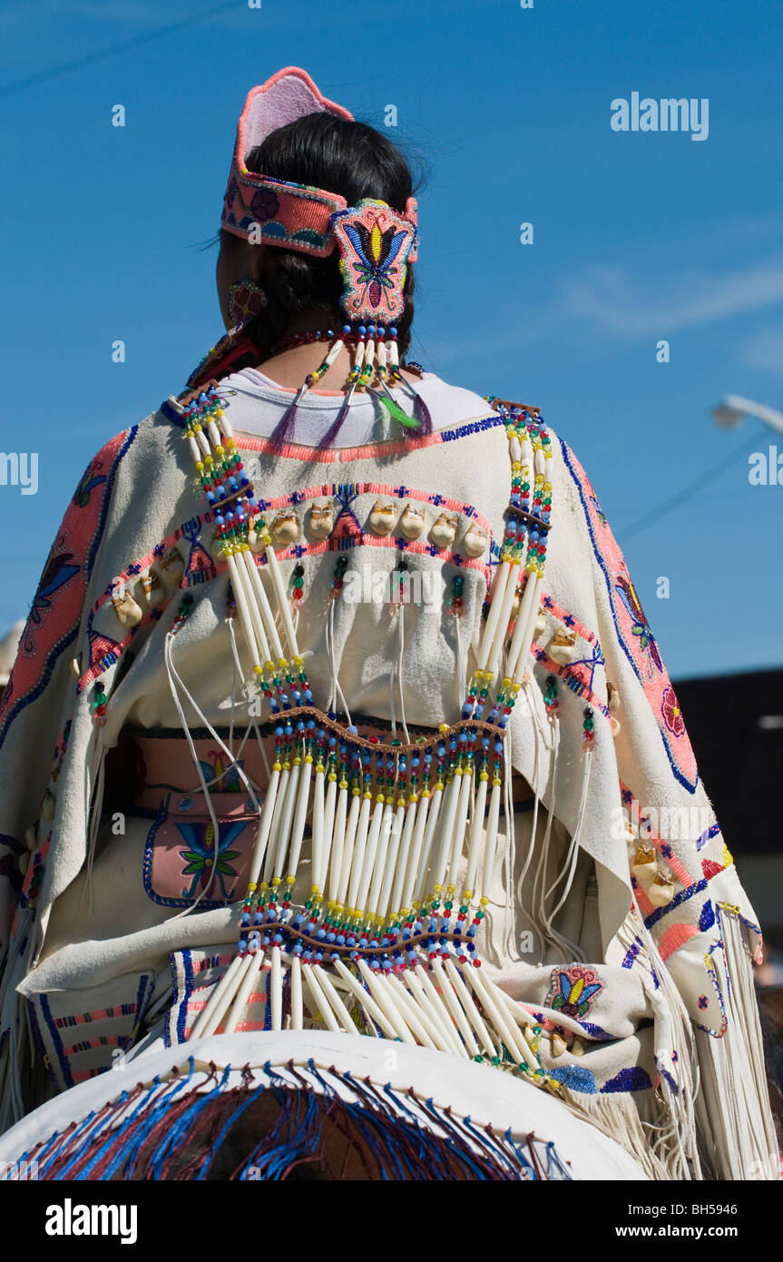 Native American femme en costume de perles sur le cheval Banque D'Images