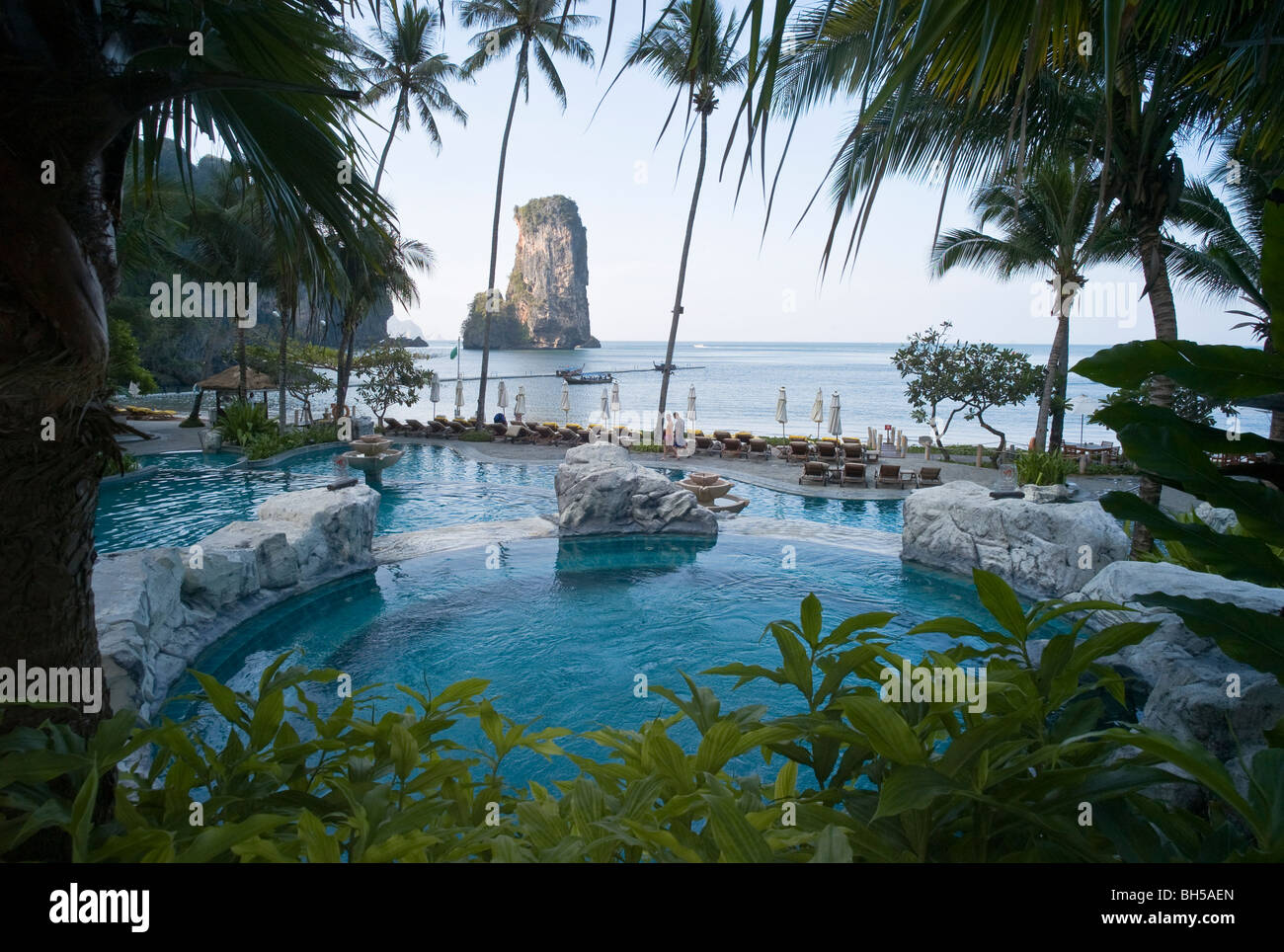 Vue d'un complexe de luxe donnant sur les piscines et la mer, Krabi, Thaïlande Banque D'Images