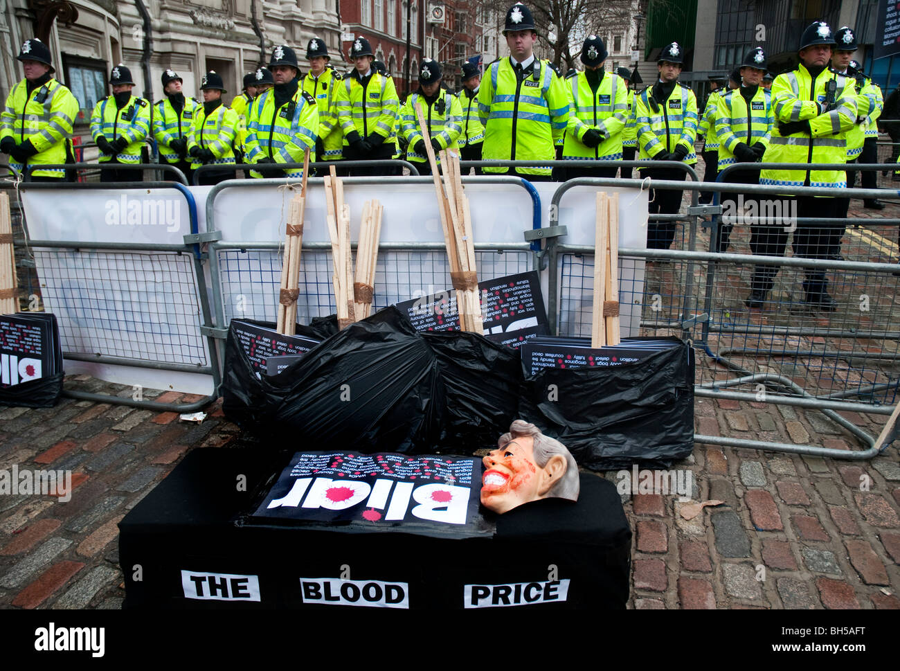 Des centaines se sont réunis à l'extérieur de l'enquête Chilcot pour appeler à l'arrestation de Tony Blair pour crimes de guerre en Irak Londres 29.01.10 Banque D'Images