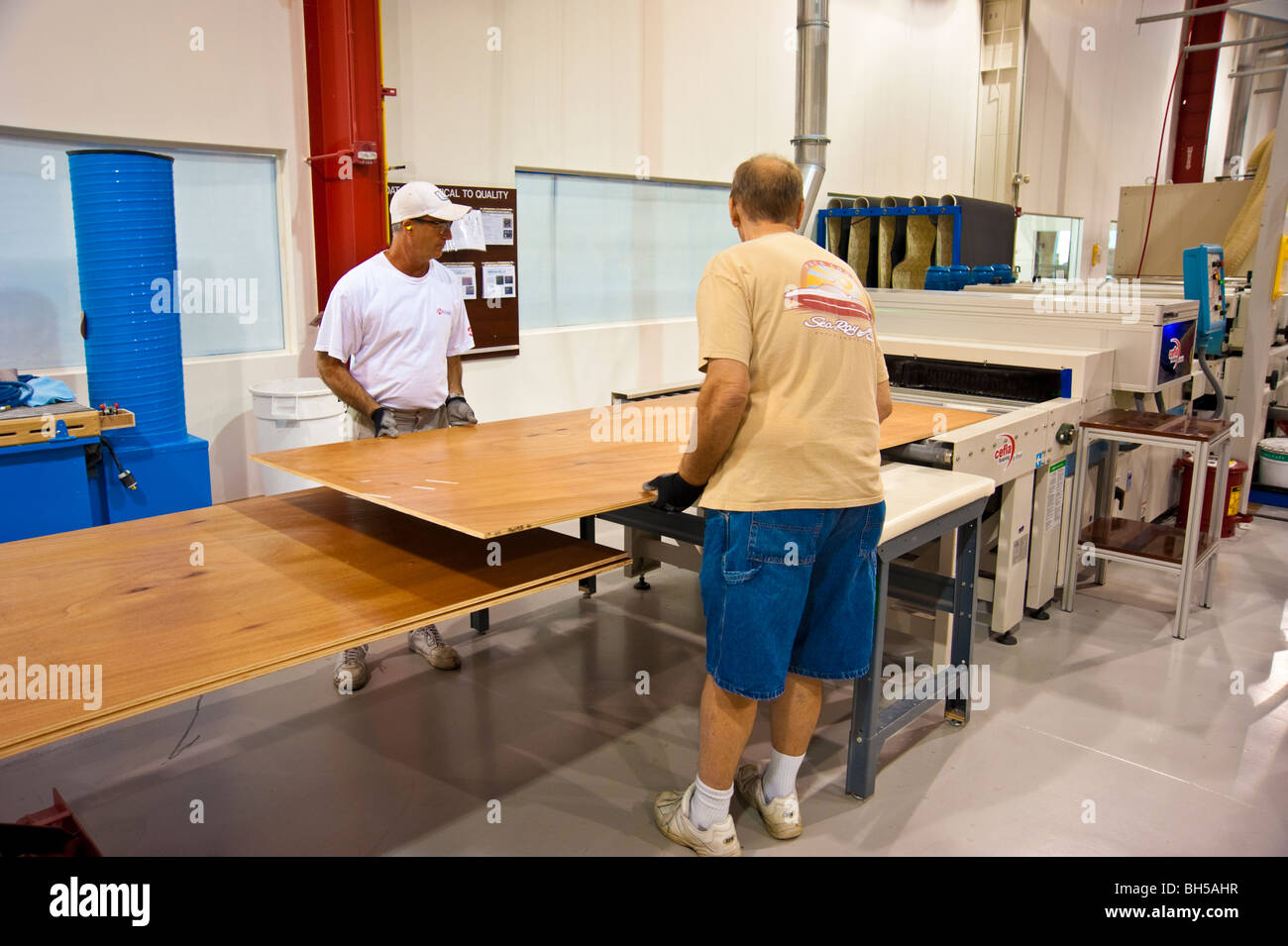 Paintshop de l'intérieur section production at Sea Ray Merritt Island usine de production, Florida, USA Banque D'Images