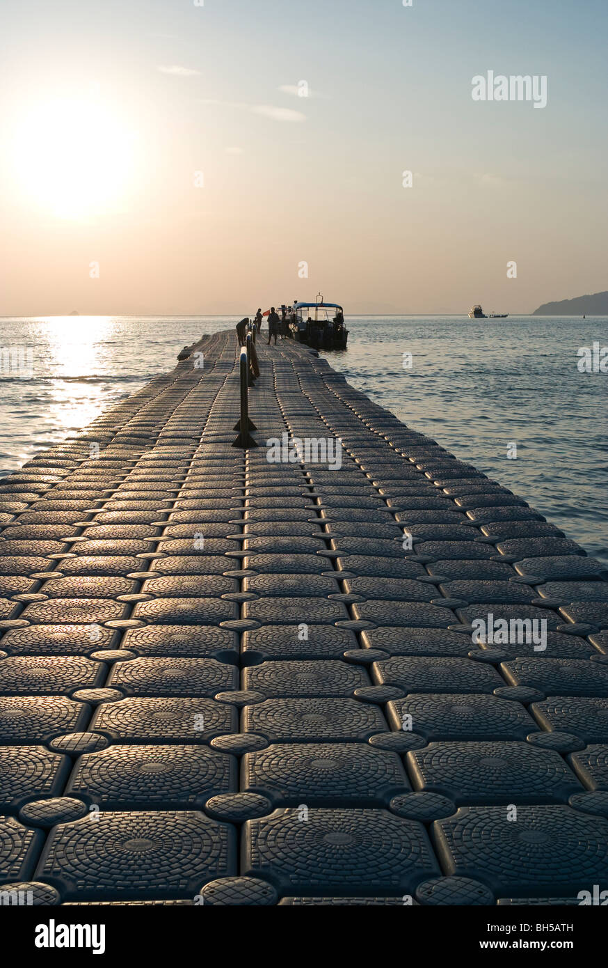 Personnes marchant sur un ponton flottant Thaïlande Krabi au coucher du soleil Banque D'Images