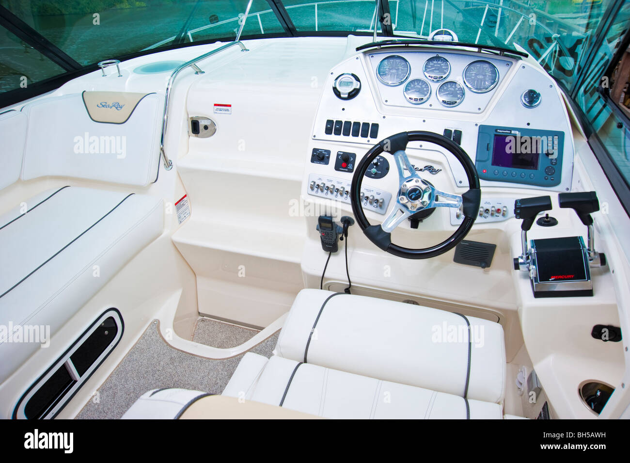 Cockpit avec barre d'un Sea Ray 305 bateau / yacht, modèle 2009 Banque D'Images