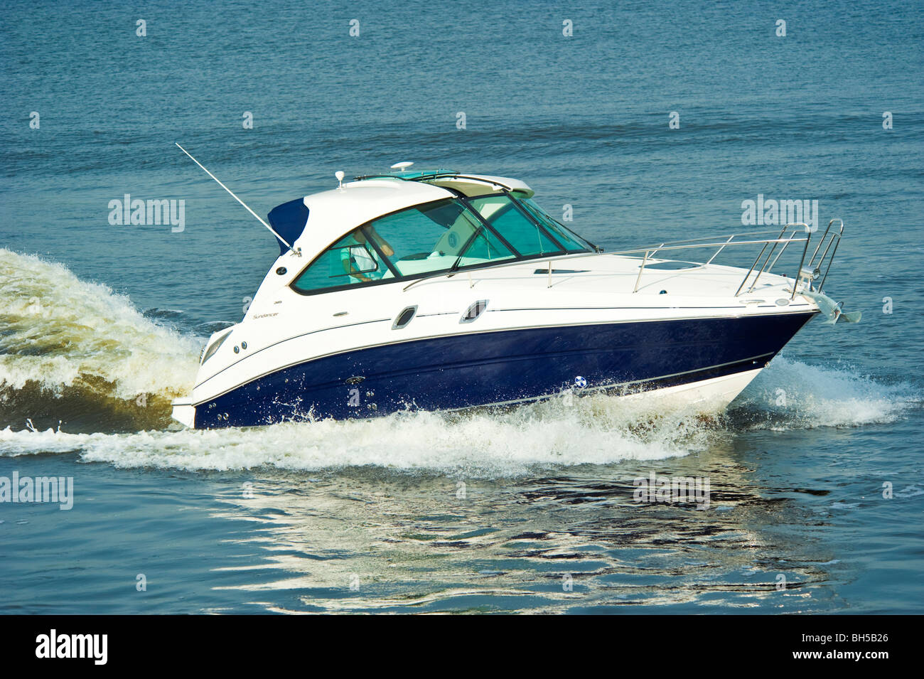 Bateau à moteur Sea Ray 305 Sundancer 2009 HT à haute vitesse de croisière du modèle Banque D'Images