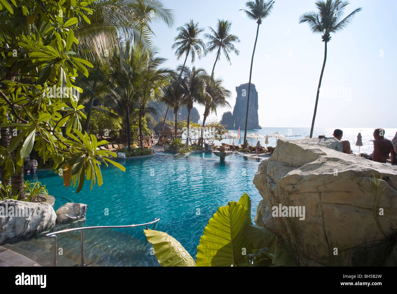 Vue d'un complexe de luxe donnant sur les piscines et la mer, Krabi, Thaïlande Banque D'Images