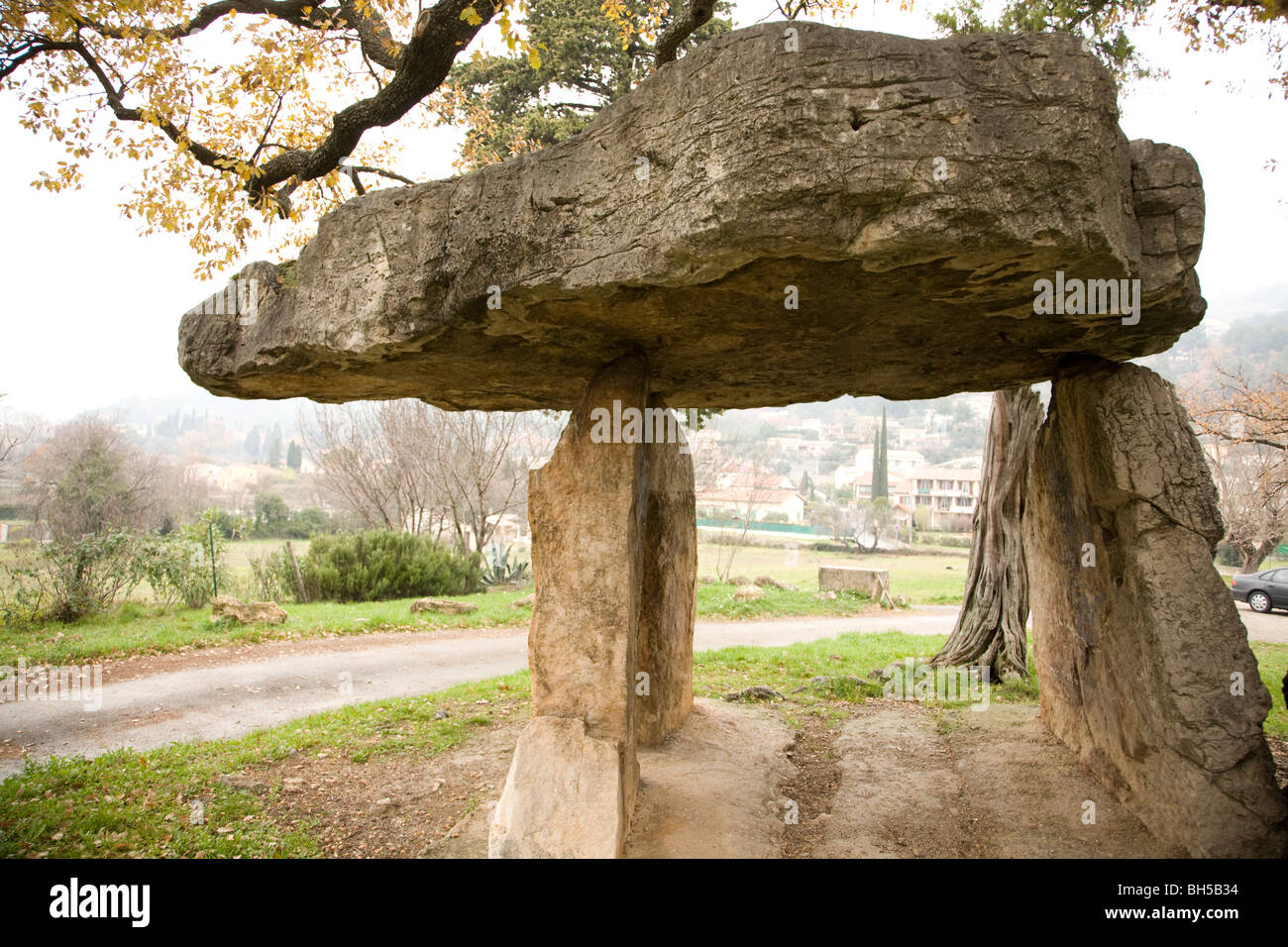 Dolmen, Pierre de la taxe en Draguignan, Provence, France. C'est le seul vrai dolmen en Provence et remonte à 2500BC. Banque D'Images