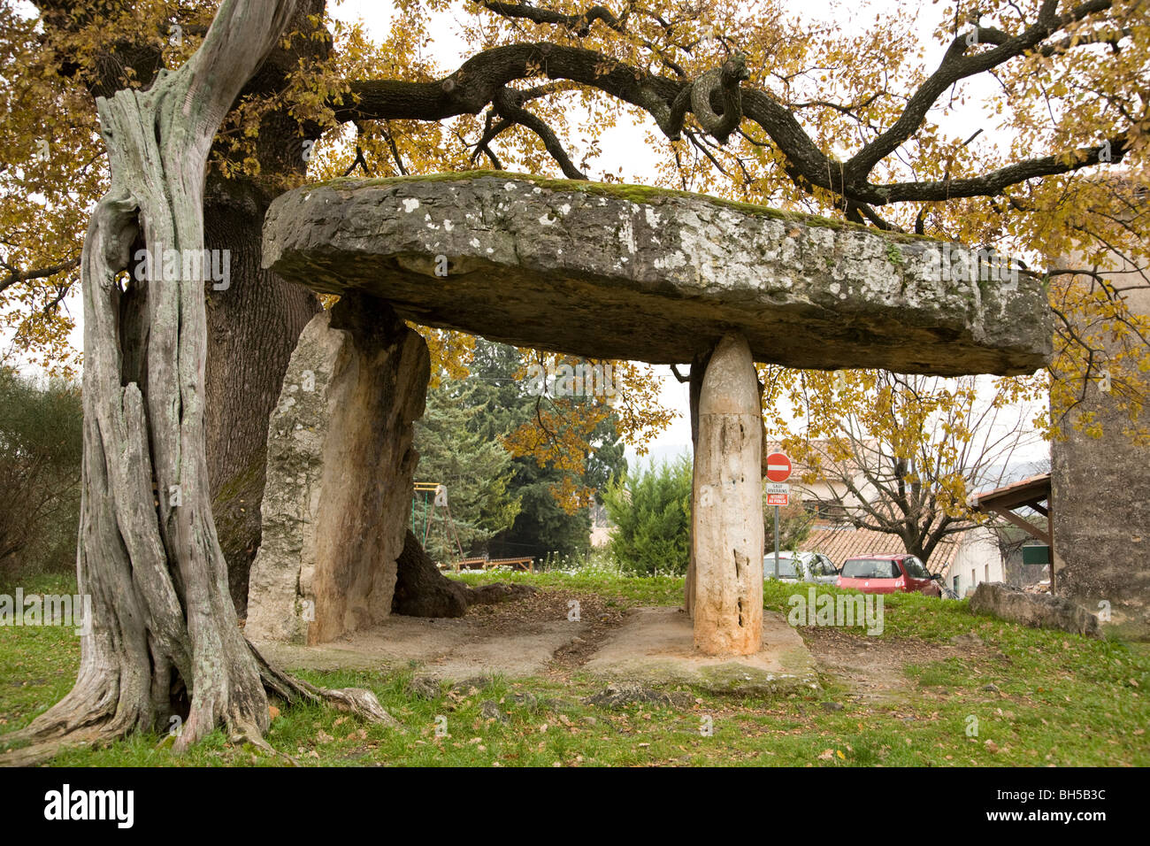 Dolmen, Pierre de la taxe en Draguignan, Provence, France. C'est le seul vrai dolmen en Provence et remonte à 2500BC. Banque D'Images