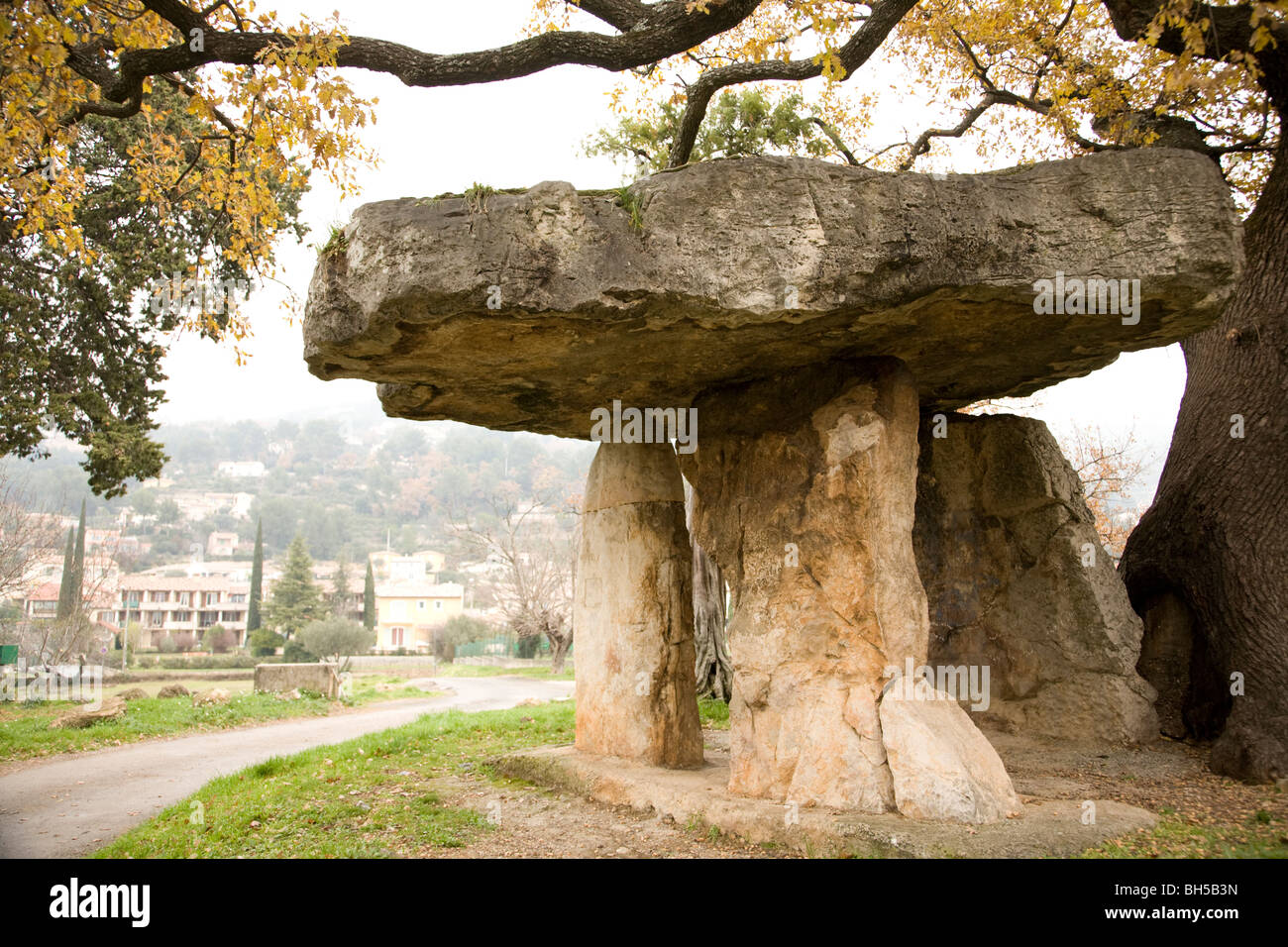 Dolmen, Pierre de la taxe en Draguignan, Provence, France. C'est le seul vrai dolmen en Provence et remonte à 2500BC. Banque D'Images