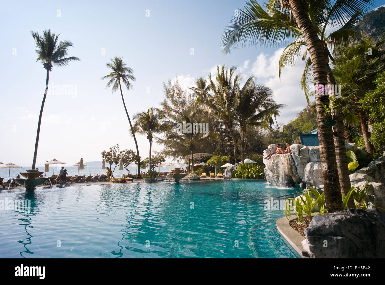 Vue d'un complexe de luxe donnant sur les piscines et la mer, Krabi, Thaïlande Banque D'Images