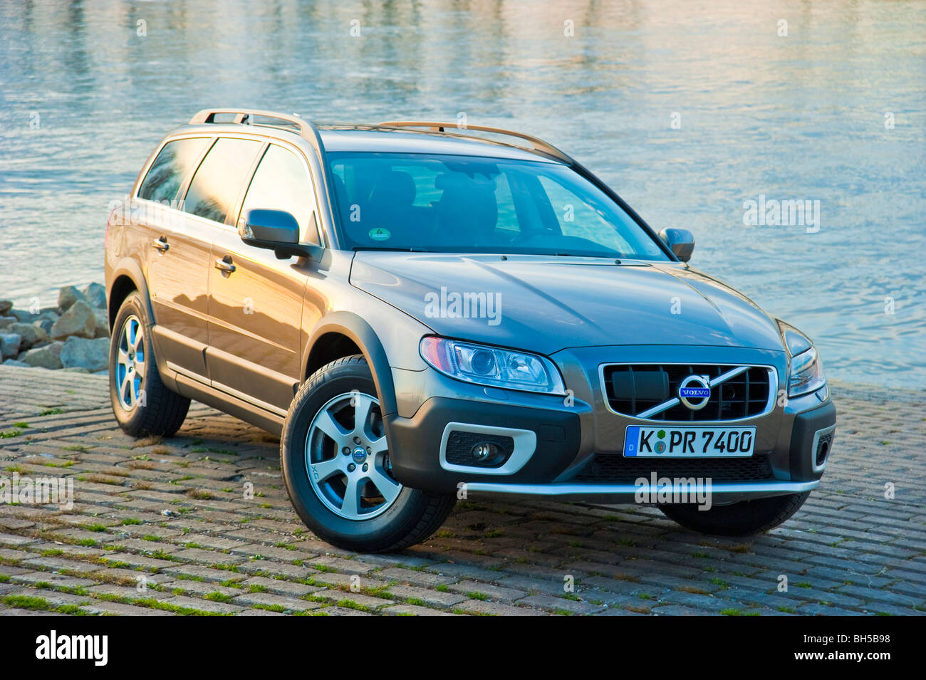 L'avant et de côté du Volvo XC 70 quatre roues motrices station dans le coucher du soleil garé en face du Rhin Banque D'Images