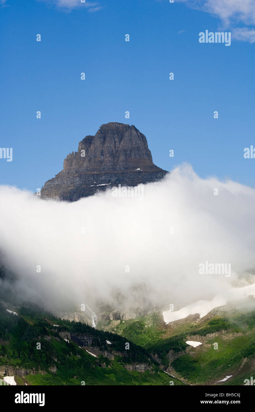 Mt. Reynolds sur Logan Pass fait saillie au-dessus d'une couche de nuages épais Banque D'Images