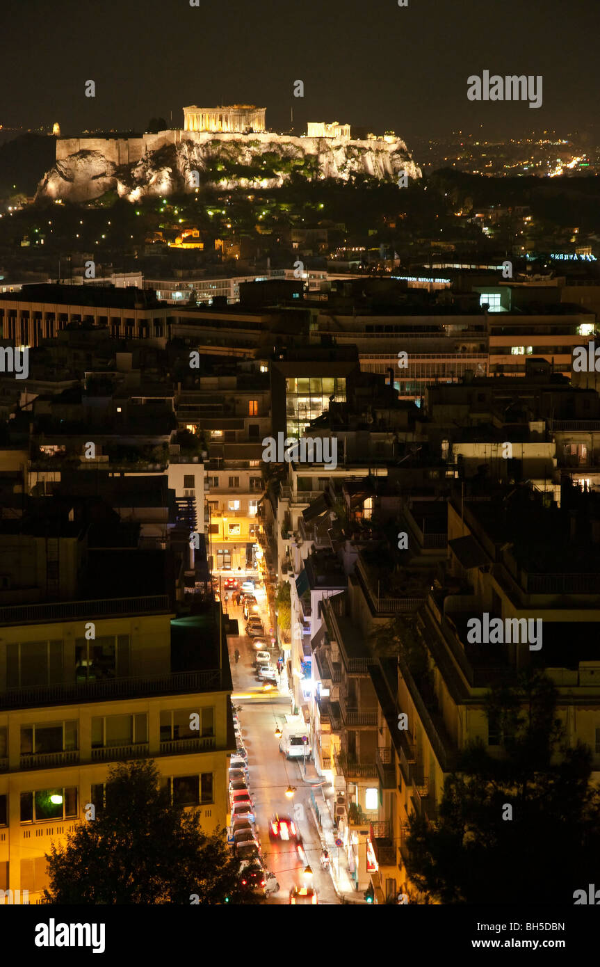 La recherche à travers les rues de Kolonaki vers la colline de l'Acropole et le Parthénon de nuit. Le centre d'Athènes, Grèce ; Banque D'Images