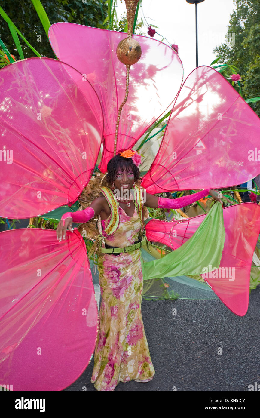 Les artistes interprètes ou exécutants pendant le carnaval parade au FESTIVAL THAMES, London, Royaume-Uni Banque D'Images