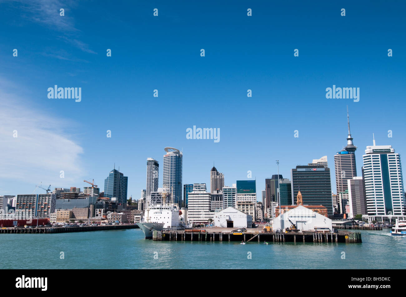 Avis de queens wharf et auckland city, extraite du ferry Banque D'Images