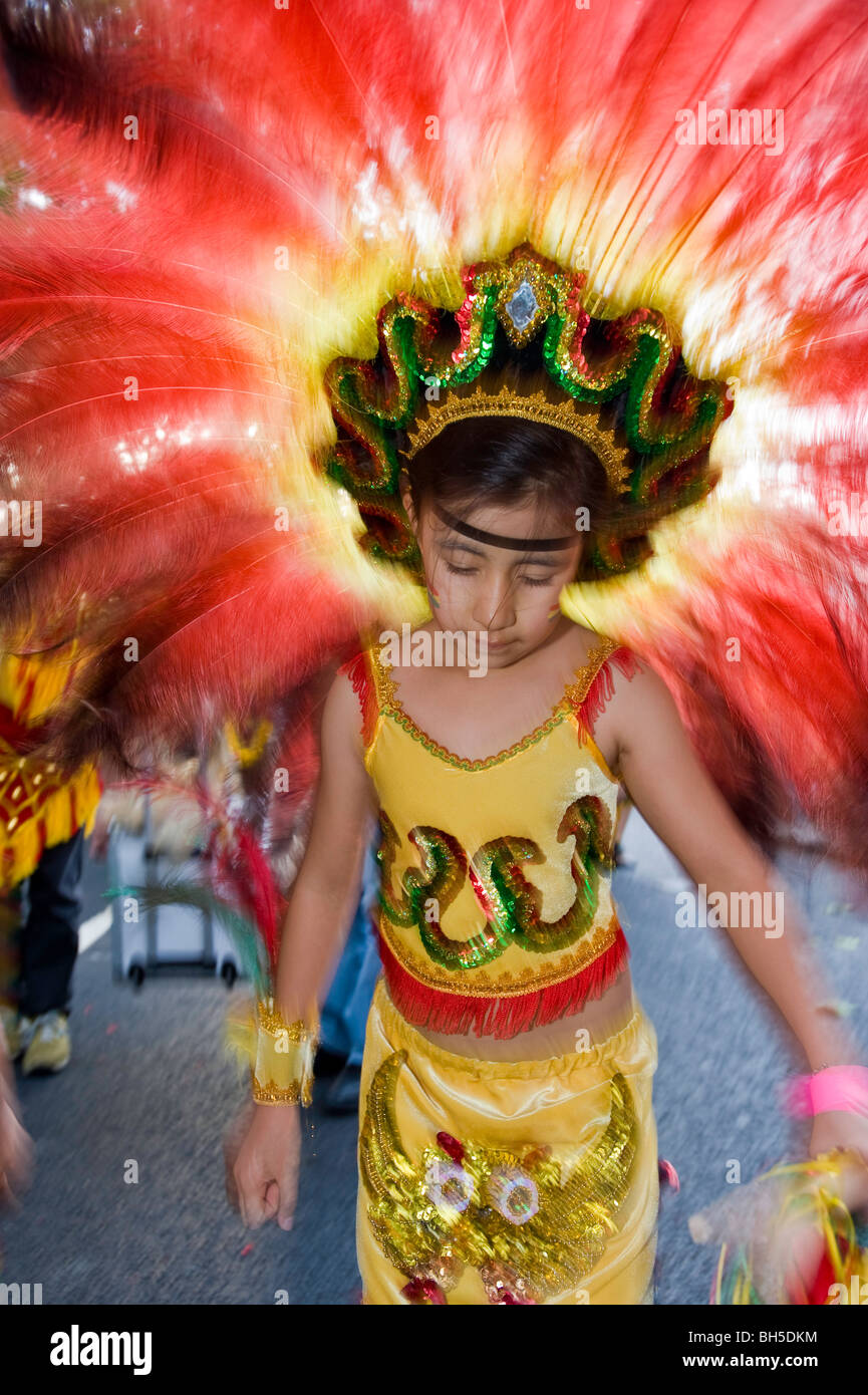 Les artistes interprètes ou exécutants pendant le carnaval parade au FESTIVAL THAMES, London, Royaume-Uni Banque D'Images