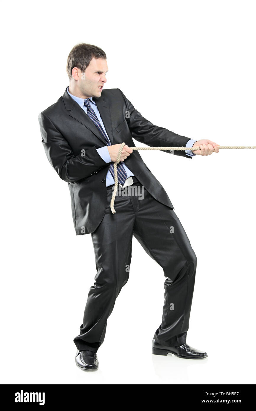 Businessman tirant une corde, isolé sur fond blanc Banque D'Images