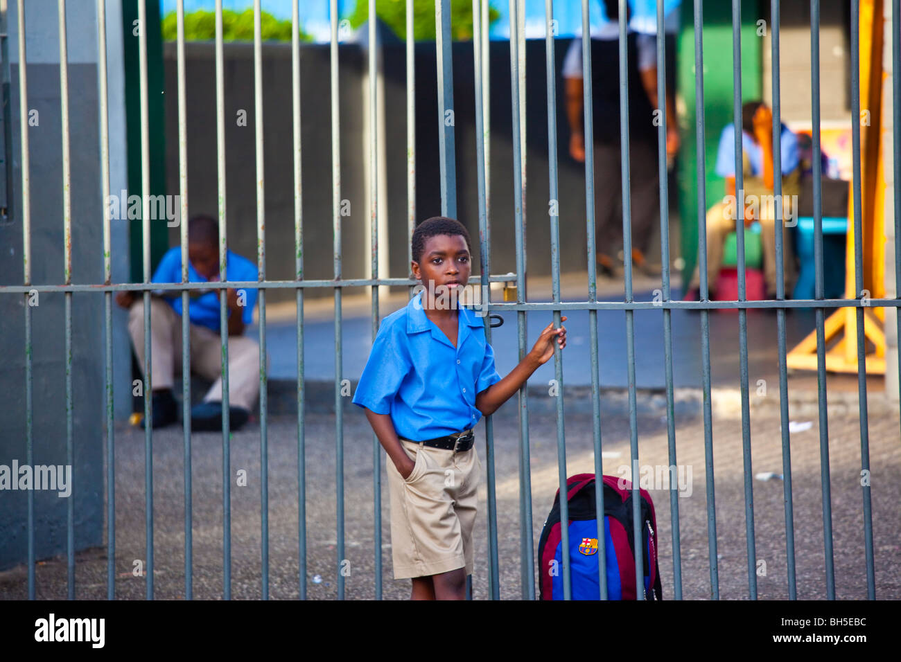 En dehors d'écolier de son école à Port of Spain Trinidad Banque D'Images