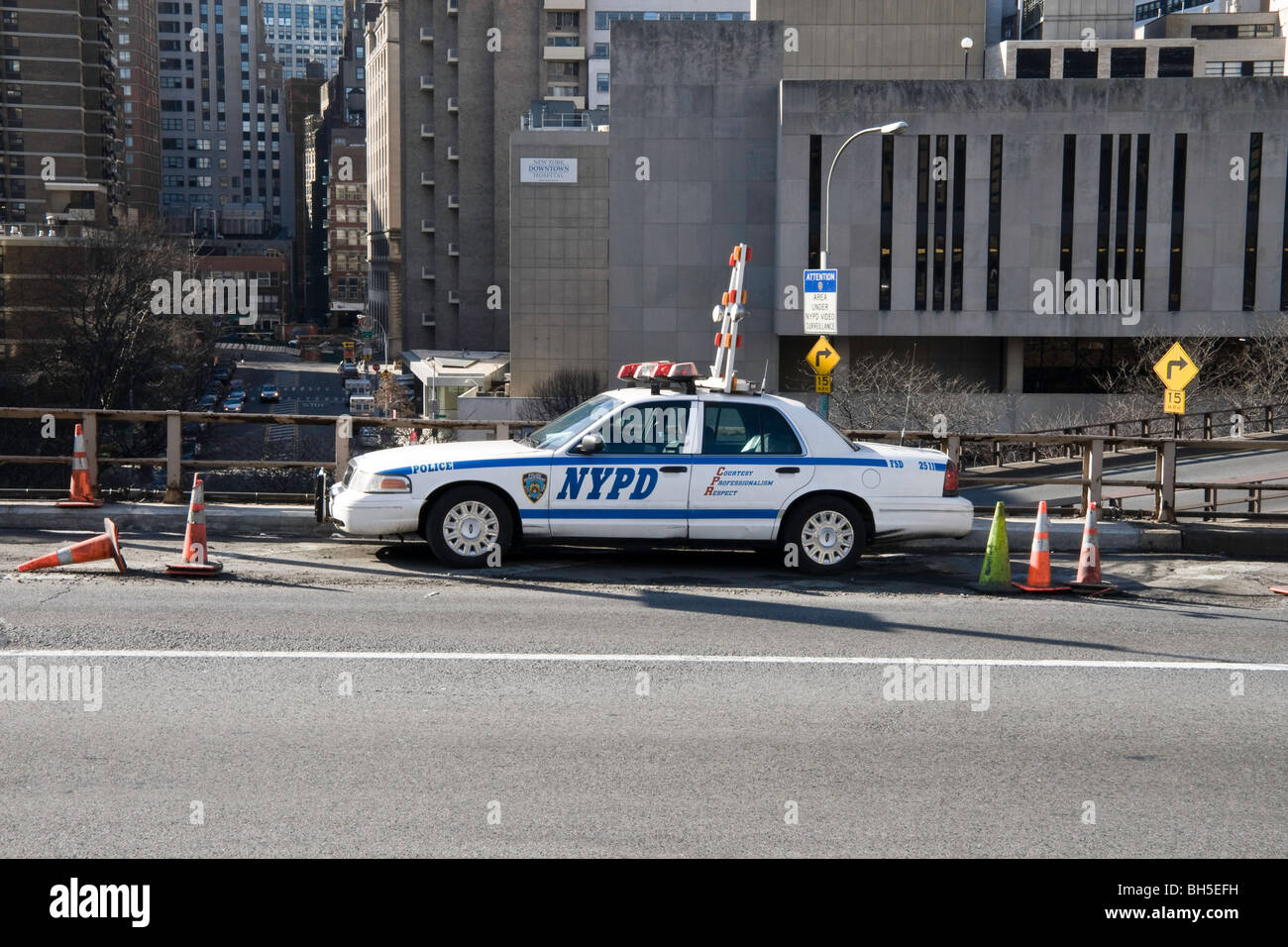 Un département de la Police de New York (NYPD) Squad voiture garée sur le côté de la route sur le côté de la Manhattan Brooklyn Bridge Banque D'Images