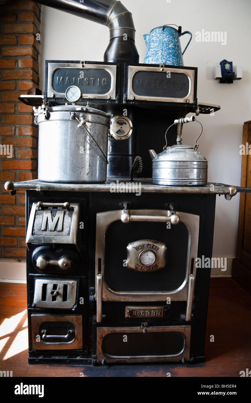 Vieille cuisinière Majestic noir avec pot et grande bouilloire, Big Horn County Historical Museum Hardin, Montana, USA Banque D'Images